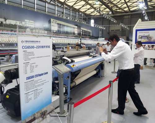 國外客戶參觀中紡機CG6500-220劍桿織機.JPG